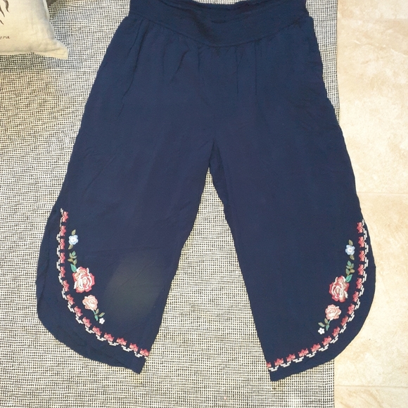 Xhilaration Wide leg flower cropped pants